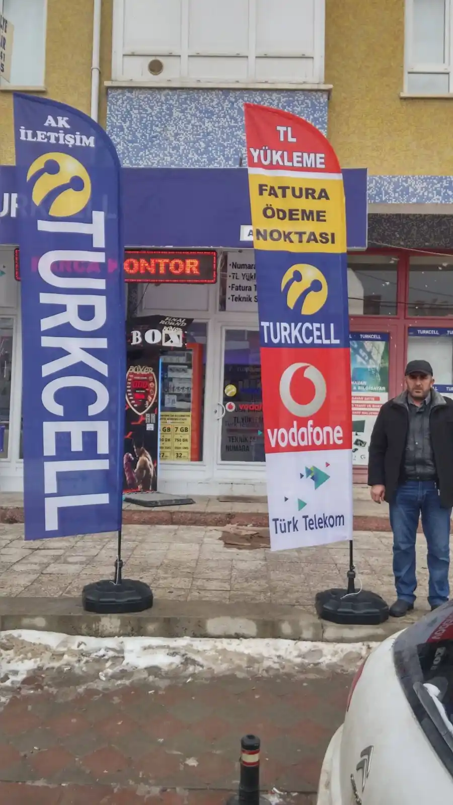 Cep Telefoncu Plaj Bayrağıları